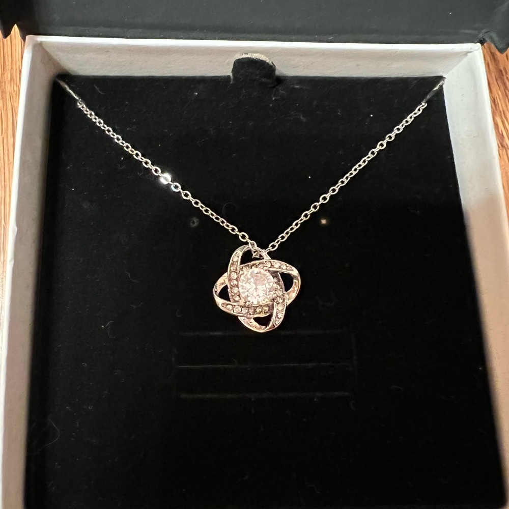 Knot design necklace with stone in center